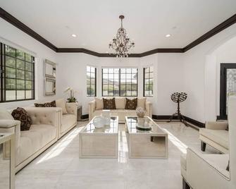 Casa de La Bonita - Santa Clarita - Living room