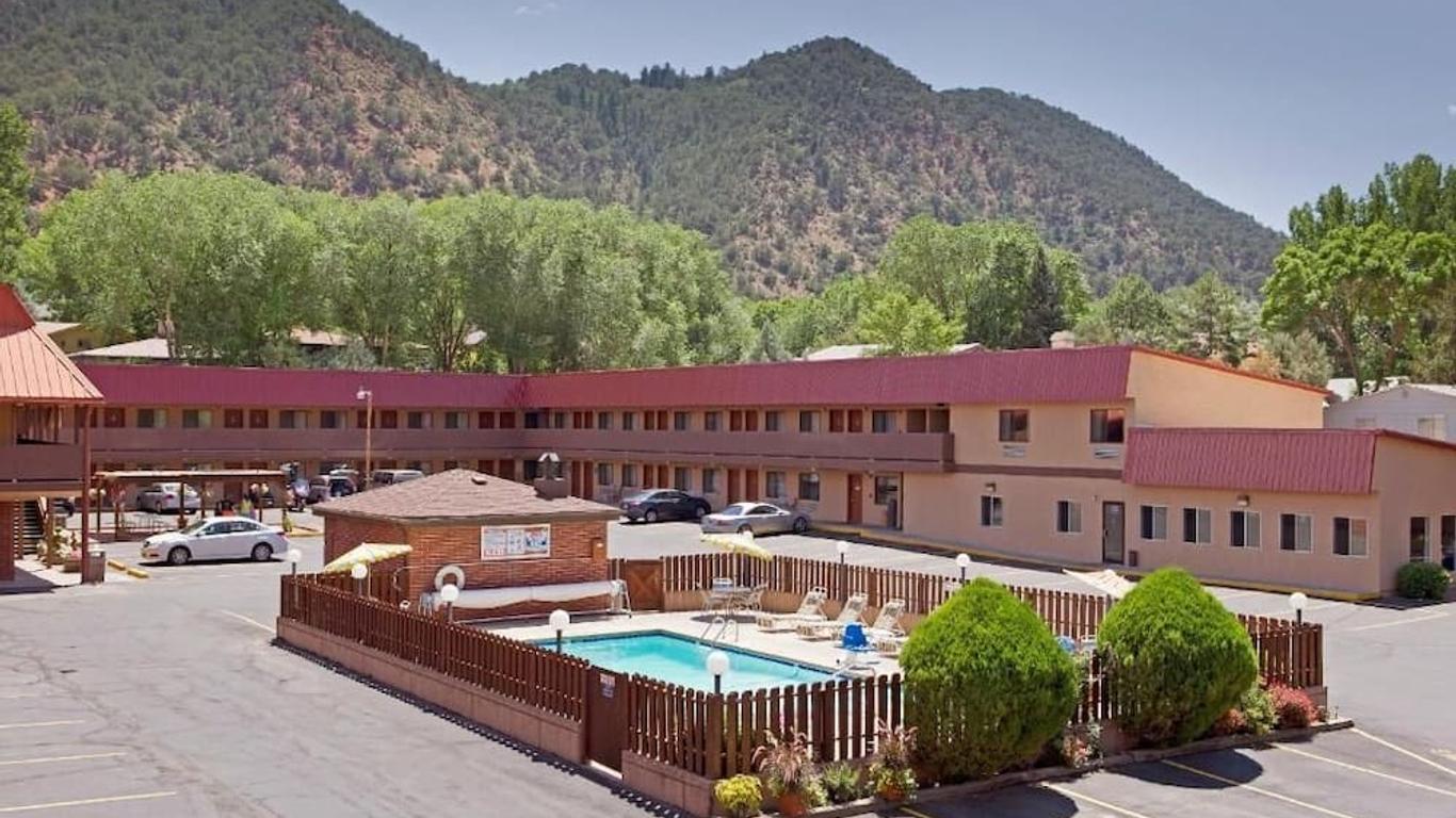 Glenwood Springs Cedar Lodge