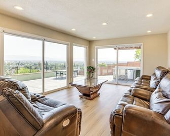 7 Mi to Dtwn San Jose: City-view Family Getaway - San Jose - Living room