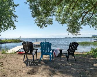 Great Waterfront Oasis In The Heart Of Prince Edward County Wine Country - Prince Edward - Patio