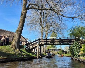 Oasis holiday home in Giethoorn next to canal, boat extra - Giethoorn