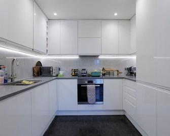 Lovely Modern 1-Bed Flat in Kingston - Kingston upon Thames - Kitchen