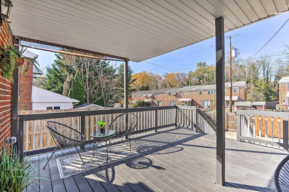 Chic Townhome w/ Deck: 6 Mi to Dtwn Baltimore - بالتيمور - شرفة