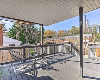 Chic Townhome w/ Deck: 6 Mi to Dtwn Baltimore - بالتيمور - شرفة