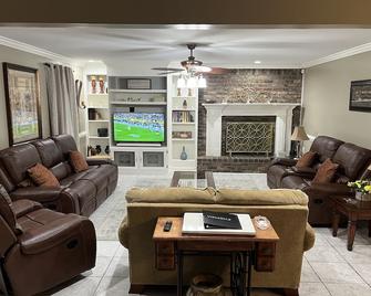 Quintessential Savannah - Savannah - Living room