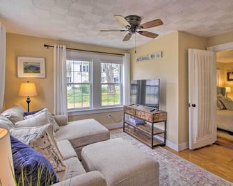 Modern Home about 2 Mi to Cranmore Mountain Resort! - Conway - Wohnzimmer