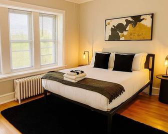 1-Bedroom Pad | Cozy + All-Set - Skokie - Bedroom