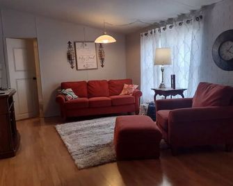 Log Cabin Guest House - Bird in Hand - Living room