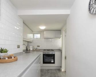 Lovely 1 Bedroom Apartment - Crystal Palace - Kitchen