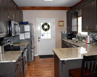 Makin Memories: With Dock/Hot Tub/Cable Internet - Cullman - Kitchen