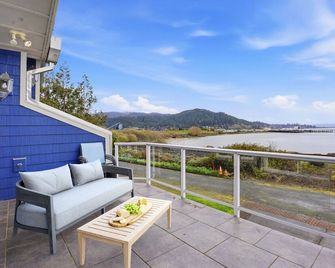 Garibaldi's Best! Sleeps 10 on the shore of Tillamook Bay! - Garibaldi - Balcony