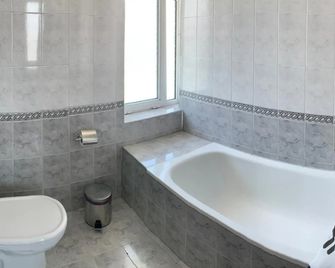 Alpha Family Hotel - Blagoevgrad - Bathroom