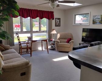 Charming suite in Marion IN, right next to Indiana Wesleyan University - Marion - Living room