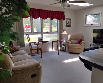 Charming suite in Marion IN, right next to Indiana Wesleyan University - Marion - Sala de estar