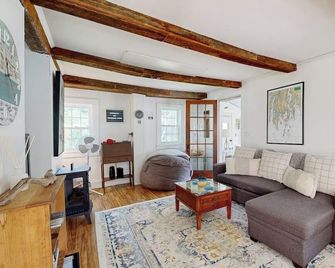 Lobster Cove Cottage - Boothbay Harbor - Living room