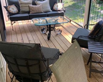 Forget your worries in this serene Modern Farm House. - Red Hook - Balcón