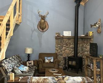 Cabin in the Woods Near Bennett Springs and Pomme de Terre - Lebanon - Вітальня