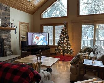 Water view 3 acres, near Dells, Cranberry Fest, firepit, private trails - New Lisbon - Living room