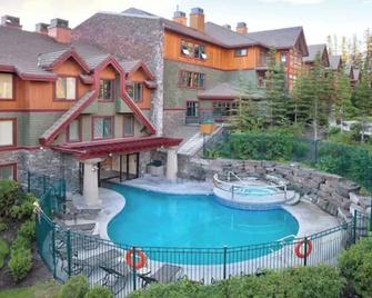 Spacious Condo Unit Nestled on Three Sisters Mountainside - Canmore - Piscine