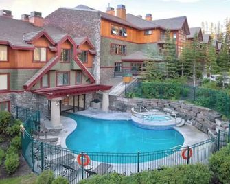 Spacious Condo Unit Nestled on Three Sisters Mountainside - كانمور - حوض السباحة