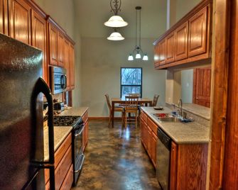 Trinity Trails: Cedar Springs Cabin on 6 Private Acres On Lake Aquilla - Hillsboro - Kuchyň