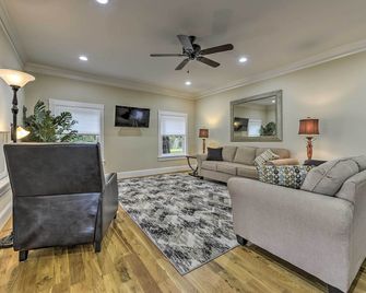Remodeled Pittsboro Farmhouse Sitting on 220 Acres - Pittsboro - Sala de estar