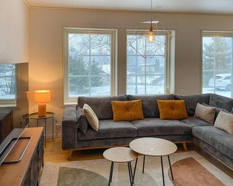 3 bedroom amazing home in Motala - Motala - Living room
