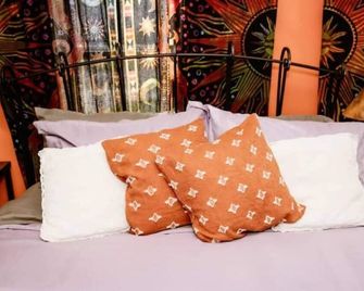 Marigold Sunrise Studio Apt. Short or Mid-Term Rental. Sleeps 4 - Newton