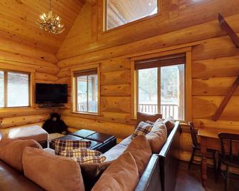 Custom-Built Log Cabin w/ Huge Deck & Great Location Steps from Huntington Lake - Lakeshore - Sala de estar