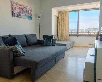 Sun&Beach View Apartments - Бенідорм - Вітальня