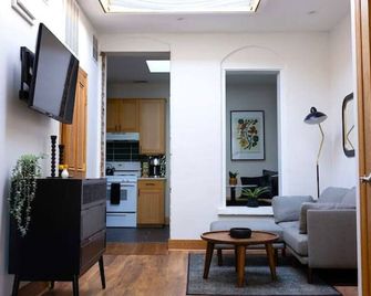Charming And Cozy Studio in Dt Northfiel - Northfield - Obývací pokoj