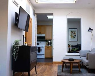 Charming And Cozy Studio in Dt Northfiel - Northfield - Huiskamer