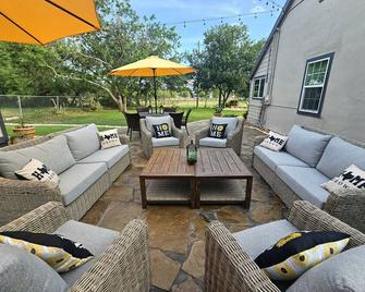 Historic Farmhouse - Tranquil Country Nature Escape - Hondo - Terasa