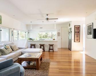 Luxury 2 bedroom house-family getaway in bushland resort: beach,pool,spa,tennis. - Noosa North Shore - Living room