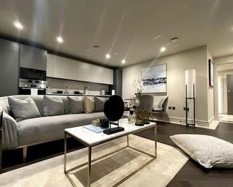 Sophisticated 1br, 1 Ba Chigwell Designer Flat Chcl F2 - Chigwell - Living room
