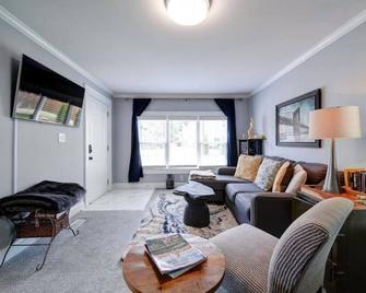 River District Retreat - Walk to downtown Belmont - Belmont - Living room