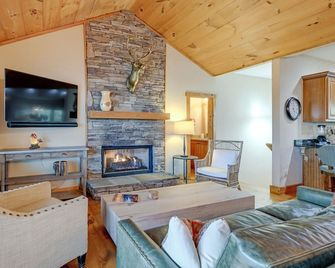 Sapphire Valley Resort Cabin w/ Fireplaces + Grill - Sapphire - Living room