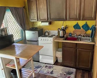 A Private, Cozy Cabin Near Bigfork for Two with a Clawfoot Tub - Bigfork - Кухня