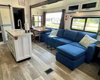 Bunkhouse RV on 10ac in Waxahachie.TX on Gated property with 2 other rentals - Waxahachie