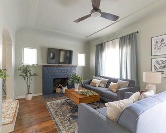 Beautifully Updated Historic Home conveniently located in downtown Mesa! - Mesa - Living room