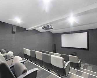 Lovely Rosebank 1-bedroom condo with pool & cinema - Johannesburg - Meeting room