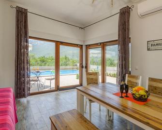Hiking, swimming, sunbathe, visit Split Old Town, Quiet - Dugopolje - Sala de estar