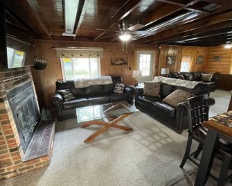 Cozy cabin great for vacationers, hunters/fishers, snowmobilers/ORVers! - Houghton Lake - Living room