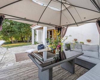 Awesome Home In Lozovac With Jacuzzi - Lozovac - Patio