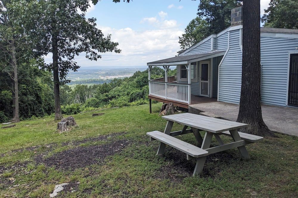 Mountain Top View Spacious Family Cottage Walking Distance from Appalachian Trl