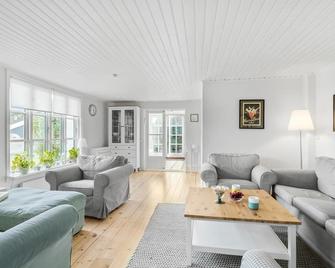 4 Bedroom Cozy Home In Nyborg - Nyborg - Living room