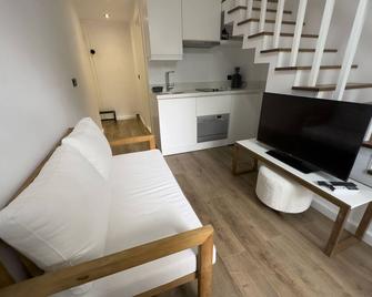 Mehmetbey Çaka - Perşembe - Sala de estar