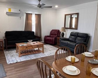 Spacious home w/dual entrance for added privacy. Near HMT system, dining & shops - Logan - Eetruimte