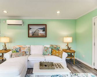 Walk to Pier & Dining: Central Rockport Cottage - Rockport - Living room
