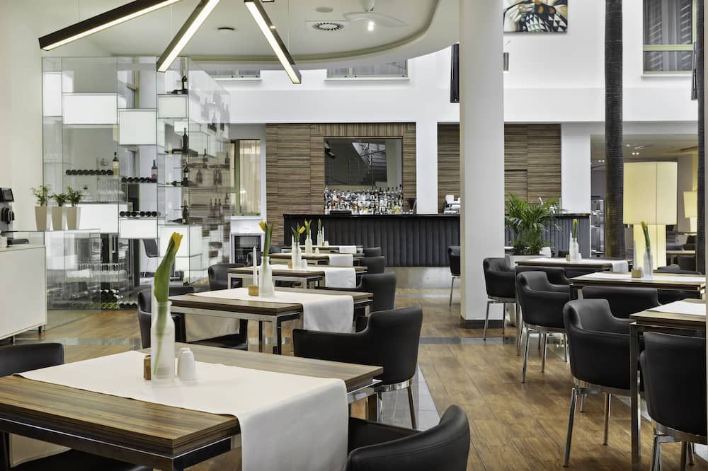 هوتيل موديرنو - بوزنان - مطعم